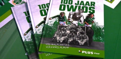 Uitreiking eerste album plaatjesactie aan de Groentjes