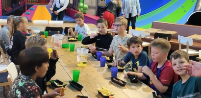 JO11-teams van OWIOS naar Kok Experience in Harderwijk om te lasergamen